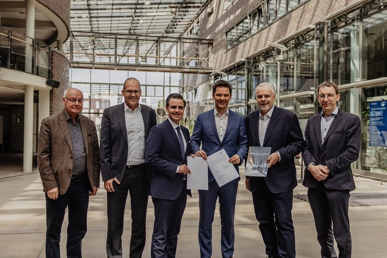 Dr. Bernd Schulte-Middelich, Wirtschaftsdezernent Ulf-Birger Franz, Garbsens Bürgermeister Claudio Provenzano, Regionspräsident Steffen Krach, Ekkehart Fabian, asto-Gesellschafter und Prof. Holger Blume, Vizepräsident der Universität Hannover.